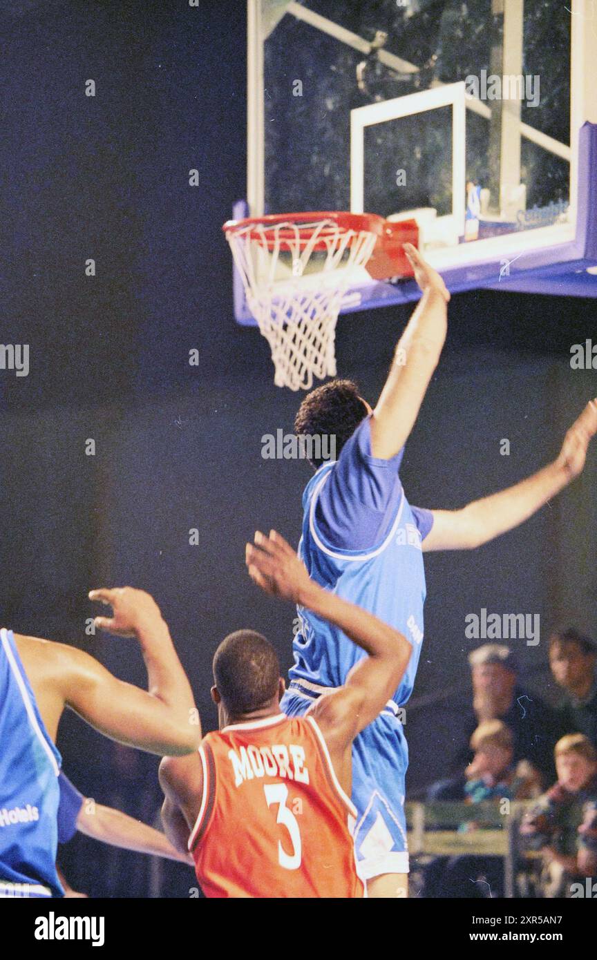 Match de basket-ball, Whizgle Dutch News : des images historiques conçues pour l'avenir. Explorez le passé néerlandais avec des perspectives modernes grâce à des images d'agences néerlandaises. Concilier les événements d'hier avec les perspectives de demain. Embarquez pour un voyage intemporel avec des histoires qui façonnent notre avenir. Banque D'Images
