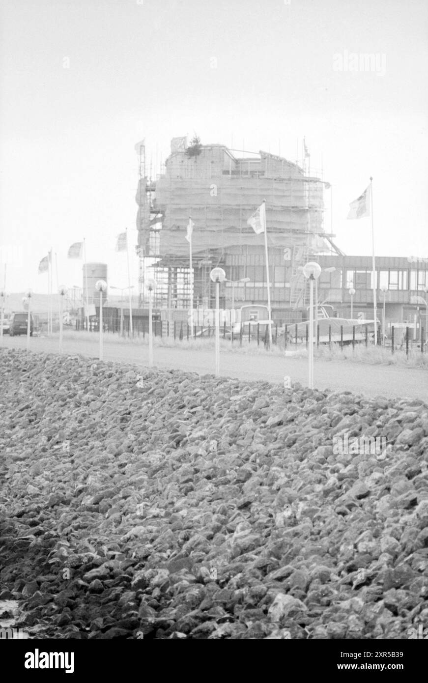 Construction du clubhouse, port de plaisance, 10-01-1995, Whizgle Dutch News : images historiques sur mesure pour l'avenir. Explorez le passé néerlandais avec des perspectives modernes grâce à des images d'agences néerlandaises. Concilier les événements d'hier avec les perspectives de demain. Embarquez pour un voyage intemporel avec des histoires qui façonnent notre avenir. Banque D'Images