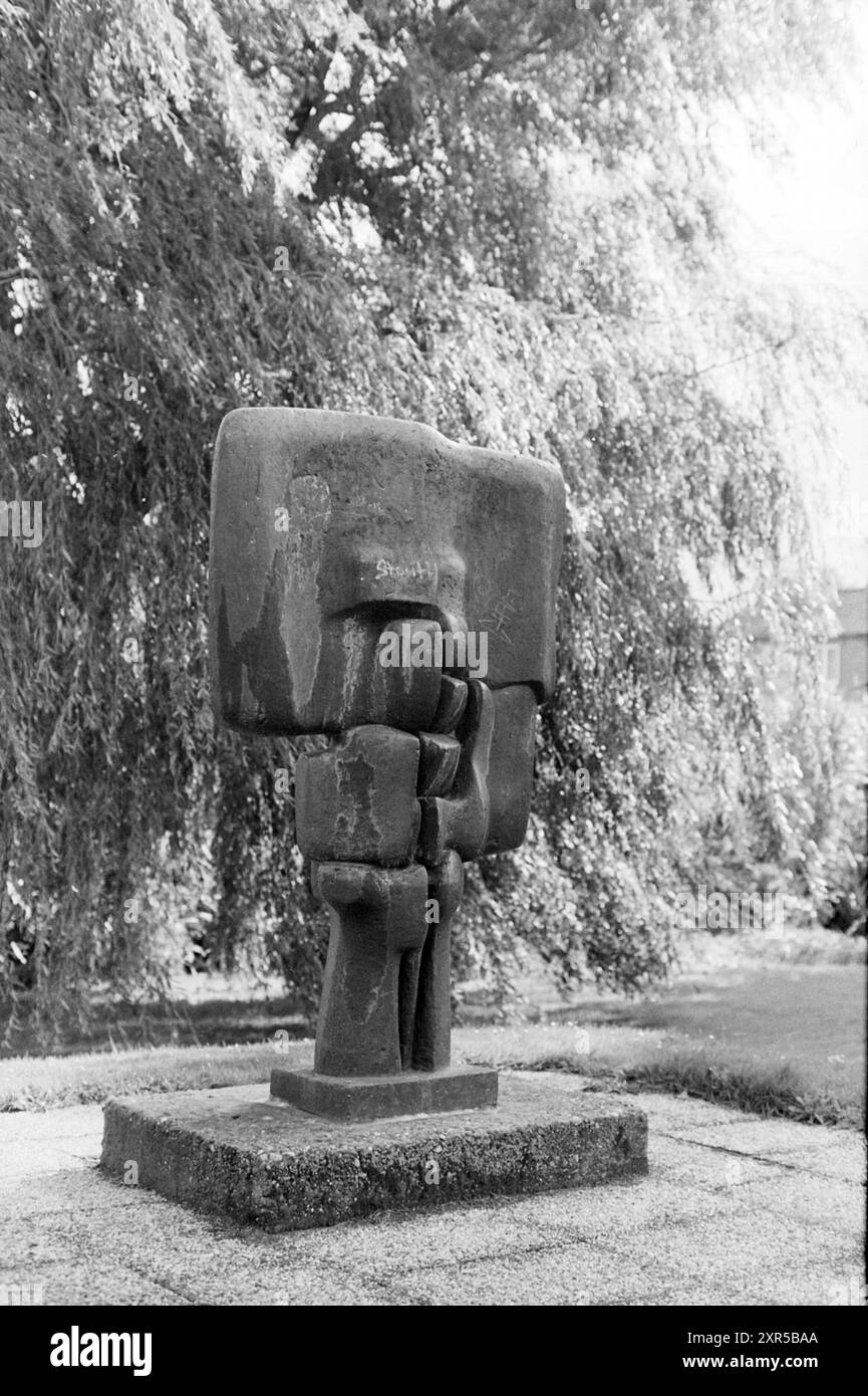 Sculpture in Garden/Park, 00-09-1988, Whizgle Dutch News : images historiques sur mesure pour l'avenir. Explorez le passé néerlandais avec des perspectives modernes grâce à des images d'agences néerlandaises. Concilier les événements d'hier avec les perspectives de demain. Embarquez pour un voyage intemporel avec des histoires qui façonnent notre avenir. Banque D'Images Sculpture in Garden/Park, 00-09-1988, Whizgle Dutch News : images historiques sur mesure pour l'avenir. Explorez le passé néerlandais avec des perspectives modernes grâce à des images d'agences néerlandaises. Concilier les événements d'hier avec les perspectives de demain. Embarquez pour un voyage intemporel avec des histoires qui façonnent notre avenir. Banque D'Images
