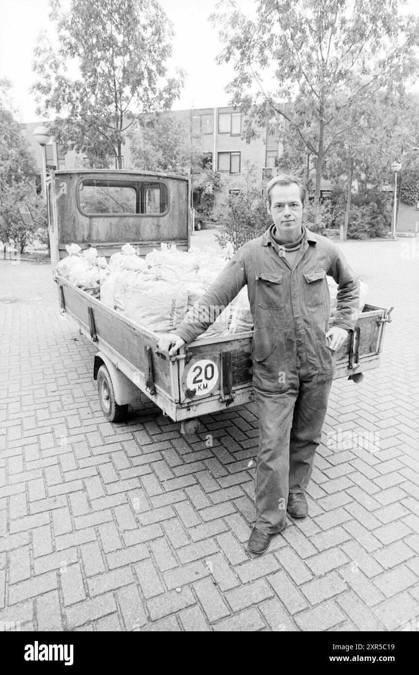 Homme avec un véhicule de travail à trois roues et une caisse pleine de sacs, 00-10-1987, Whizgle Dutch News : images historiques sur mesure pour l'avenir. Explorez le passé néerlandais avec des perspectives modernes grâce à des images d'agences néerlandaises. Concilier les événements d'hier avec les perspectives de demain. Embarquez pour un voyage intemporel avec des histoires qui façonnent notre avenir. Banque D'Images