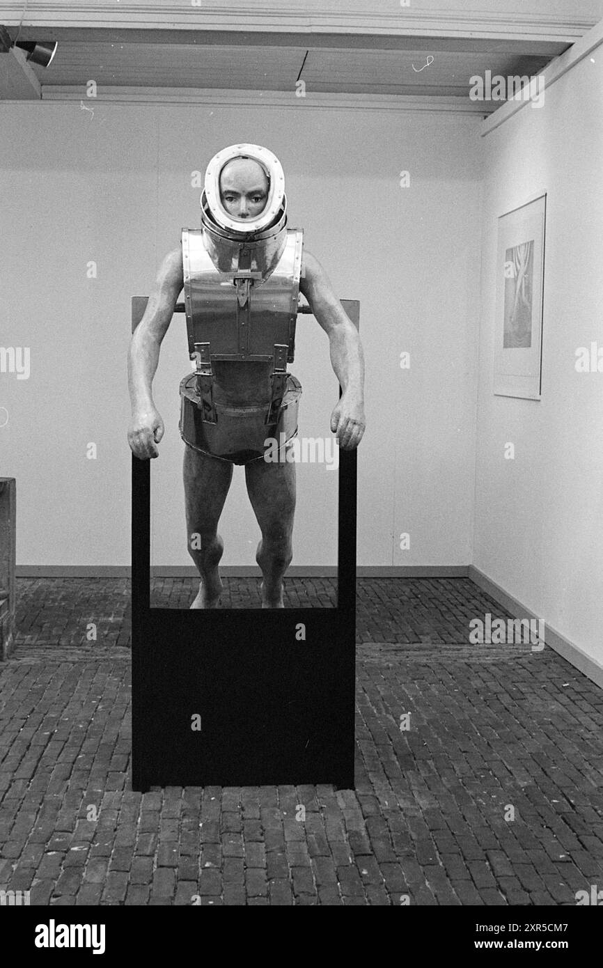 Exposition dans le Vishal d'un robot, Haarlem, Grote Markt, pays-Bas, 24-09-1973, Whizgle Dutch News : des images historiques sur mesure pour l'avenir. Explorez le passé néerlandais avec des perspectives modernes grâce à des images d'agences néerlandaises. Concilier les événements d'hier avec les perspectives de demain. Embarquez pour un voyage intemporel avec des histoires qui façonnent notre avenir. Banque D'Images