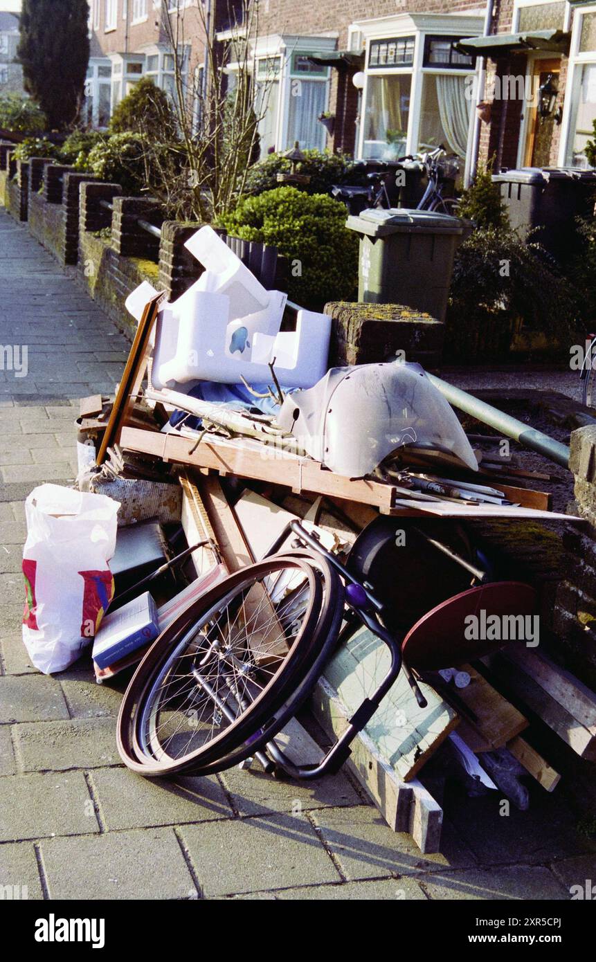 Bulky Waste, Haarlem, pays-Bas, 05-03-2001, Whizgle Dutch News : des images historiques sur mesure pour l'avenir. Explorez le passé néerlandais avec des perspectives modernes grâce à des images d'agences néerlandaises. Concilier les événements d'hier avec les perspectives de demain. Embarquez pour un voyage intemporel avec des histoires qui façonnent notre avenir. Banque D'Images