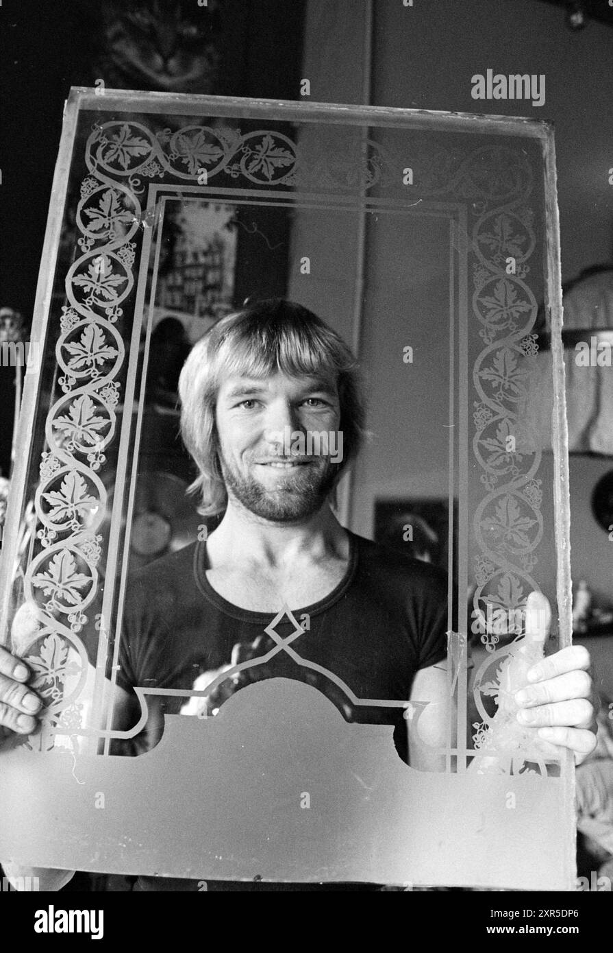 Frans Hartong graveur de verre, vitrail, soufflage de verre, verre en général, 10-10-1978, Whizgle Dutch News : des images historiques sur mesure pour l'avenir. Explorez le passé néerlandais avec des perspectives modernes grâce à des images d'agences néerlandaises. Concilier les événements d'hier avec les perspectives de demain. Embarquez pour un voyage intemporel avec des histoires qui façonnent notre avenir. Banque D'Images