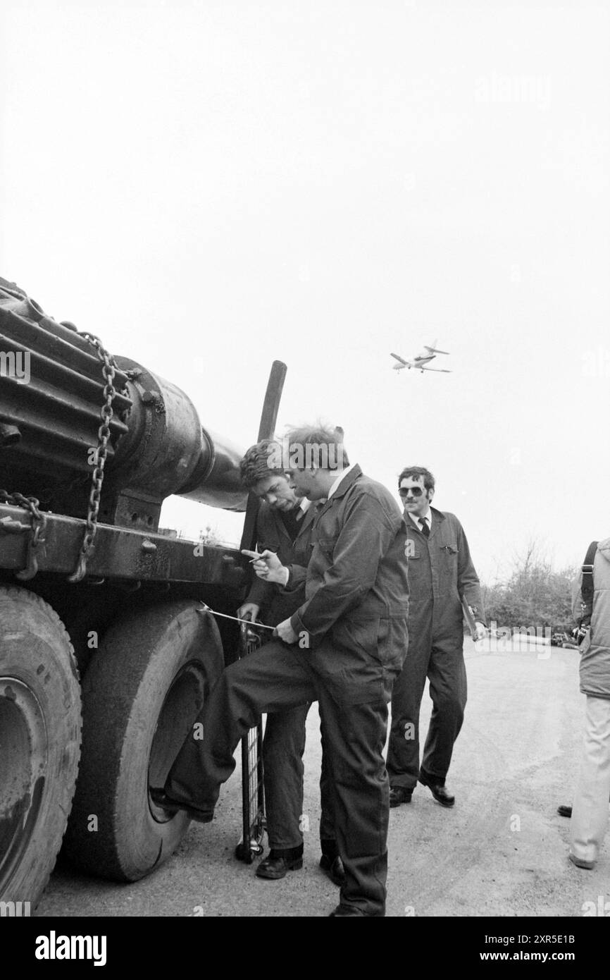 Contrôle de la circulation Schiphol, trafic, sécurité de la circulation, Schiphol, 28-04-1982, Whizgle Dutch News : des images historiques sur mesure pour l'avenir. Explorez le passé néerlandais avec des perspectives modernes grâce à des images d'agences néerlandaises. Concilier les événements d'hier avec les perspectives de demain. Embarquez pour un voyage intemporel avec des histoires qui façonnent notre avenir. Banque D'Images