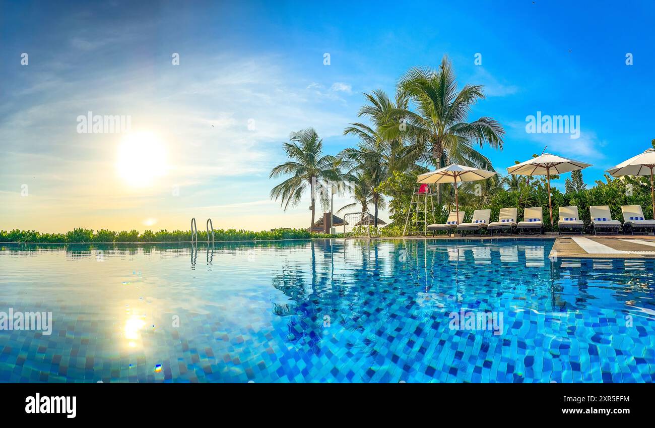 Vue sur la plage depuis la piscine de Da Nang, Vietnam Banque D'Images