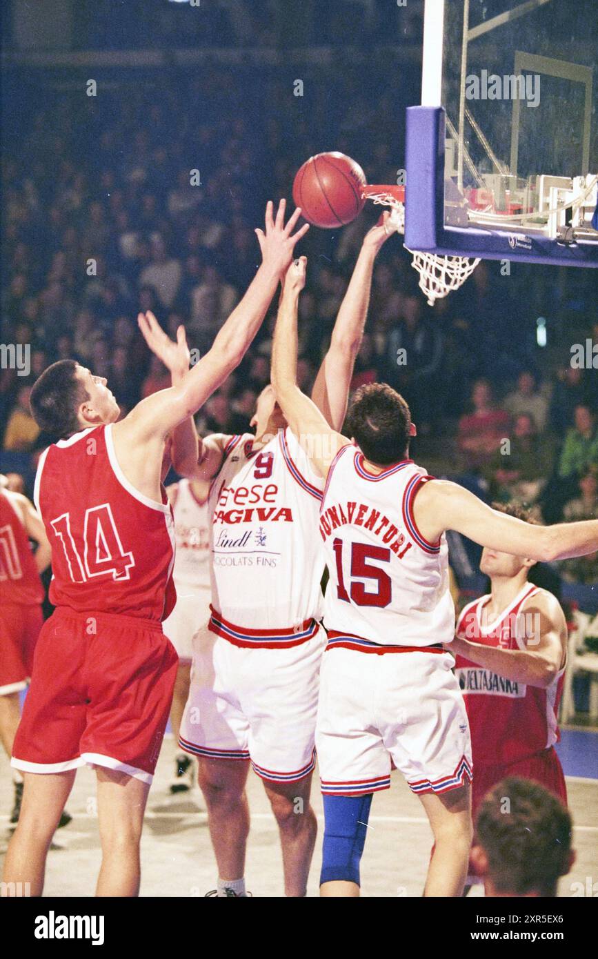 Match de basket-ball, Whizgle Dutch News : des images historiques conçues pour l'avenir. Explorez le passé néerlandais avec des perspectives modernes grâce à des images d'agences néerlandaises. Concilier les événements d'hier avec les perspectives de demain. Embarquez pour un voyage intemporel avec des histoires qui façonnent notre avenir. Banque D'Images