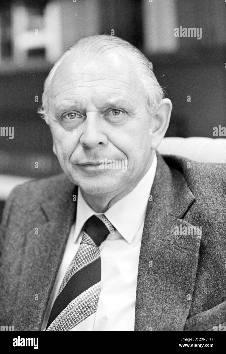 Le Dr P. Edmondts a été nommé nouveau président du conseil d'administration de VNU (United Dutch Publishing Companies) à compter du 01-01-1981. Il succède à E. Bloembergen. Portraits., 27-11-1980, Whizgle Dutch News : des images historiques sur mesure pour l'avenir. Explorez le passé néerlandais avec des perspectives modernes grâce à des images d'agences néerlandaises. Concilier les événements d'hier avec les perspectives de demain. Embarquez pour un voyage intemporel avec des histoires qui façonnent notre avenir. Banque D'Images