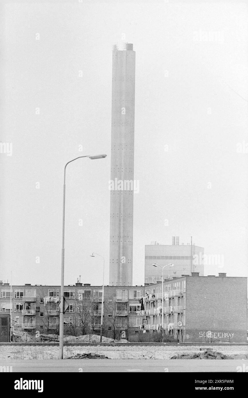 Antenne TV sur la cheminée PEN Velsen-Noord, télévision, 13-03-1978, Whizgle Dutch News : images historiques adaptées pour l'avenir. Explorez le passé néerlandais avec des perspectives modernes grâce à des images d'agences néerlandaises. Concilier les événements d'hier avec les perspectives de demain. Embarquez pour un voyage intemporel avec des histoires qui façonnent notre avenir. Banque D'Images