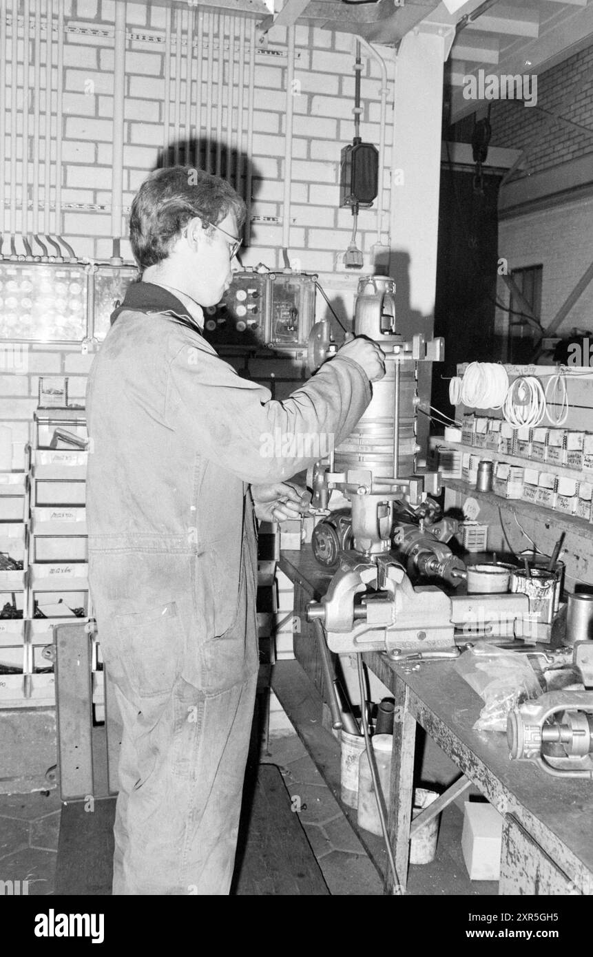 Portrait de l'entreprise Sihi Martens usine de pompes Beverwijk, installations de pompes, Beverwijk, pays-Bas, 25-01-1983, Whizgle Dutch News : des images historiques sur mesure pour l'avenir. Explorez le passé néerlandais avec des perspectives modernes grâce à des images d'agences néerlandaises. Concilier les événements d'hier avec les perspectives de demain. Embarquez pour un voyage intemporel avec des histoires qui façonnent notre avenir. Banque D'Images