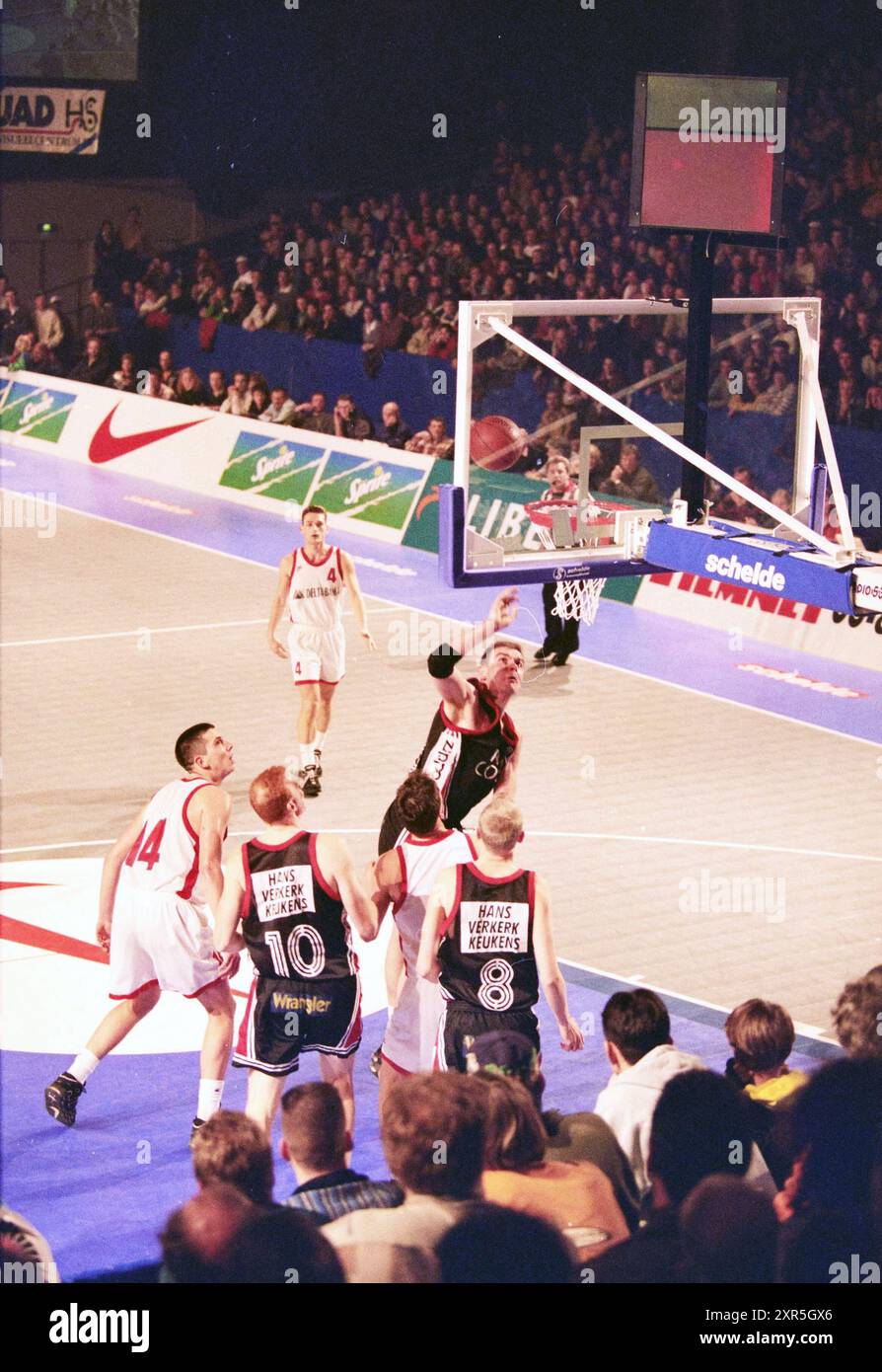 Match de basket-ball, Whizgle Dutch News : des images historiques conçues pour l'avenir. Explorez le passé néerlandais avec des perspectives modernes grâce à des images d'agences néerlandaises. Concilier les événements d'hier avec les perspectives de demain. Embarquez pour un voyage intemporel avec des histoires qui façonnent notre avenir. Banque D'Images
