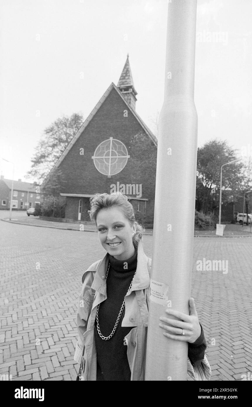 Monique de Rijk a participé à l'émission télévisée Television, 21-10-1987, Whizgle Dutch News : Historical images Tailed for the future. Explorez le passé néerlandais avec des perspectives modernes grâce à des images d'agences néerlandaises. Concilier les événements d'hier avec les perspectives de demain. Embarquez pour un voyage intemporel avec des histoires qui façonnent notre avenir. Banque D'Images