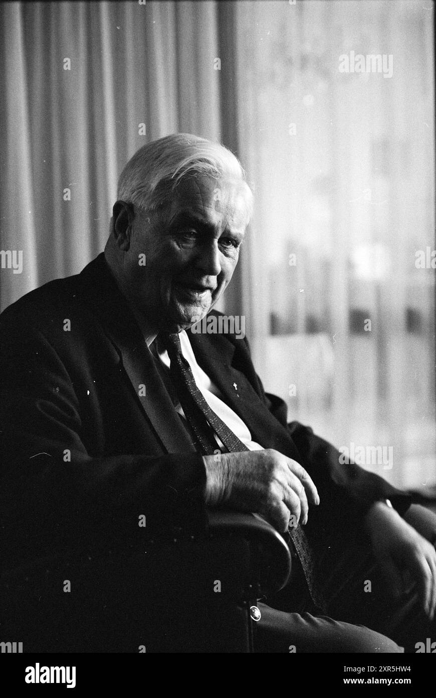 Pastor Voets, Alphen aan de Rijn, Église catholique romaine, Alphen aan den Rijn, 10-01-1990, Whizgle Dutch News : des images historiques sur mesure pour l'avenir. Explorez le passé néerlandais avec des perspectives modernes grâce à des images d'agences néerlandaises. Concilier les événements d'hier avec les perspectives de demain. Embarquez pour un voyage intemporel avec des histoires qui façonnent notre avenir. Banque D'Images