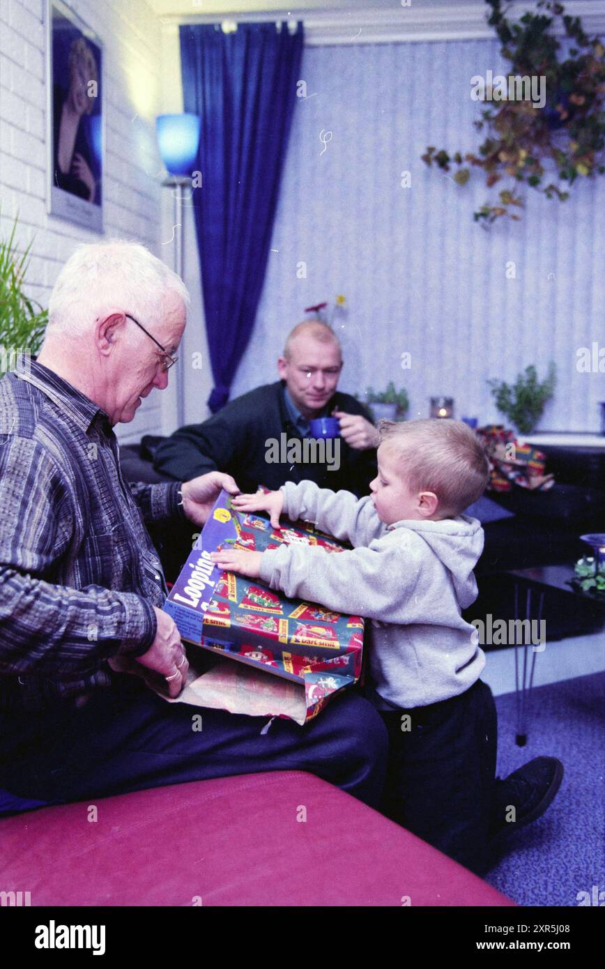 Veille de Noël, 04-12-1997, Whizgle Dutch News : des images historiques sur mesure pour l'avenir. Explorez le passé néerlandais avec des perspectives modernes grâce à des images d'agences néerlandaises. Concilier les événements d'hier avec les perspectives de demain. Embarquez pour un voyage intemporel avec des histoires qui façonnent notre avenir. Banque D'Images Veille de Noël, 04-12-1997, Whizgle Dutch News : des images historiques sur mesure pour l'avenir. Explorez le passé néerlandais avec des perspectives modernes grâce à des images d'agences néerlandaises. Concilier les événements d'hier avec les perspectives de demain. Embarquez pour un voyage intemporel avec des histoires qui façonnent notre avenir. Banque D'Images