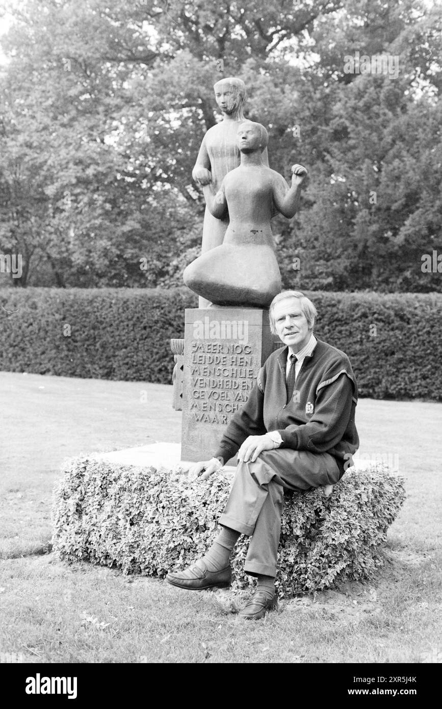 Homme près d'un groupe de statues avec un texte, 12-09-1989, Whizgle Dutch News : images historiques sur mesure pour l'avenir. Explorez le passé néerlandais avec des perspectives modernes grâce à des images d'agences néerlandaises. Concilier les événements d'hier avec les perspectives de demain. Embarquez pour un voyage intemporel avec des histoires qui façonnent notre avenir. Banque D'Images