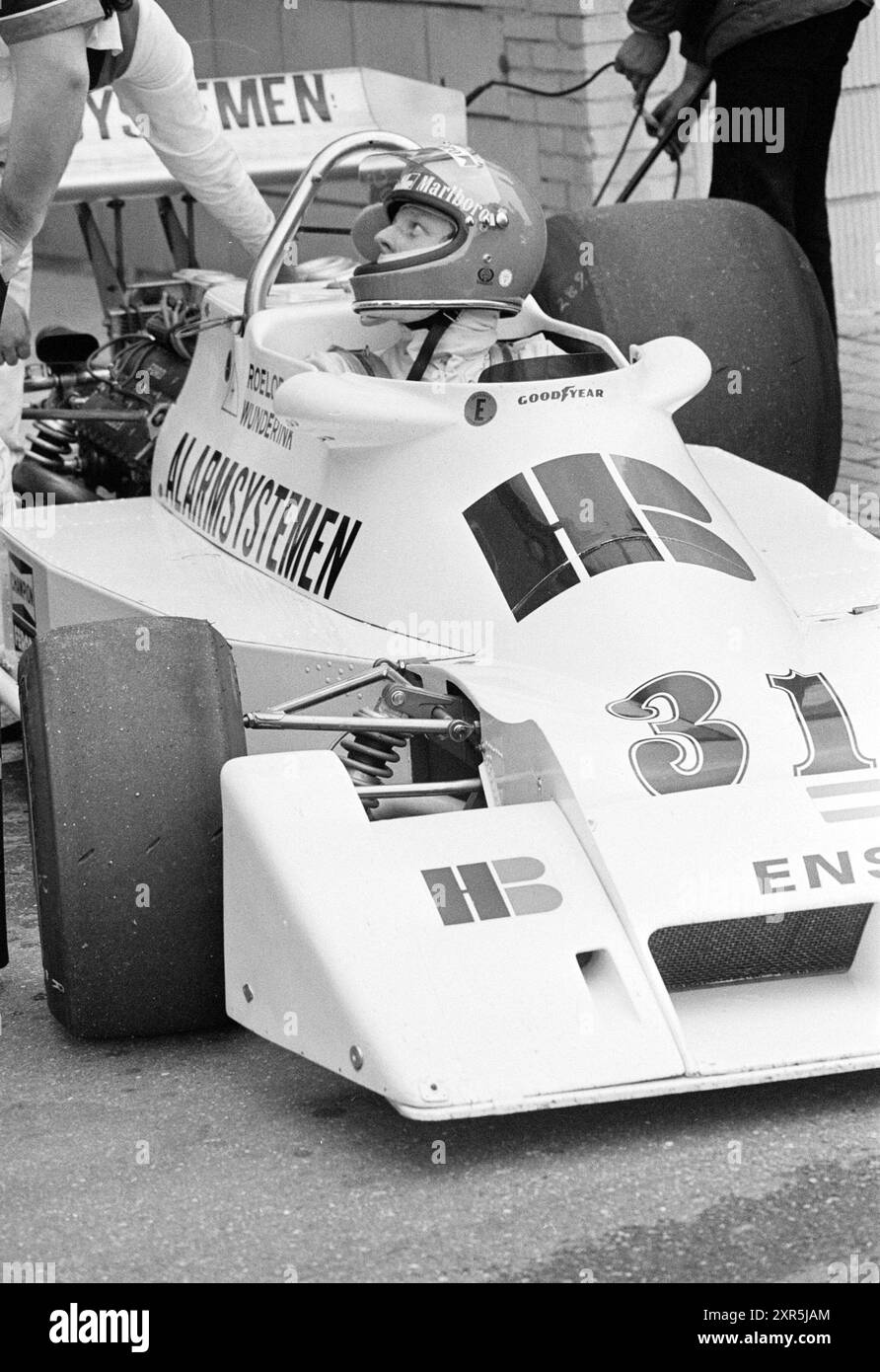 Course automobile sur le circuit de Zandvoort avec Michael Bleekemolen et Gijs van Lennep, Haarlem, Burgemeester van Alphenstraat, pays-Bas, Whizgle Dutch News : des images historiques sur mesure pour l'avenir. Explorez le passé néerlandais avec des perspectives modernes grâce à des images d'agences néerlandaises. Concilier les événements d'hier avec les perspectives de demain. Embarquez pour un voyage intemporel avec des histoires qui façonnent notre avenir. Banque D'Images