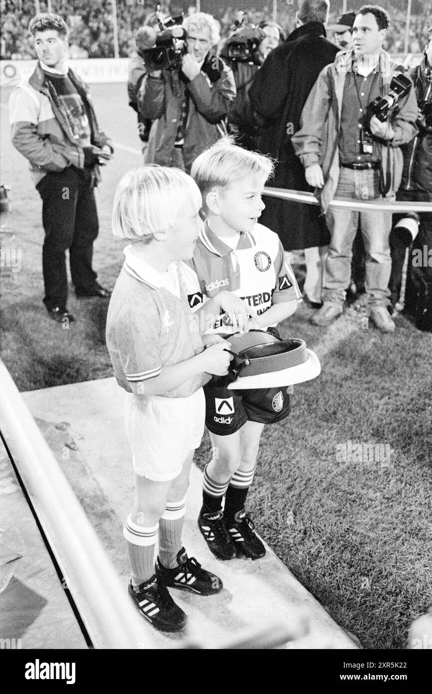 Football, pays-Bas - République tchèque, 15-11-1994, Whizgle Dutch News : images historiques adaptées pour l'avenir. Explorez le passé néerlandais avec des perspectives modernes grâce à des images d'agences néerlandaises. Concilier les événements d'hier avec les perspectives de demain. Embarquez pour un voyage intemporel avec des histoires qui façonnent notre avenir. Banque D'Images