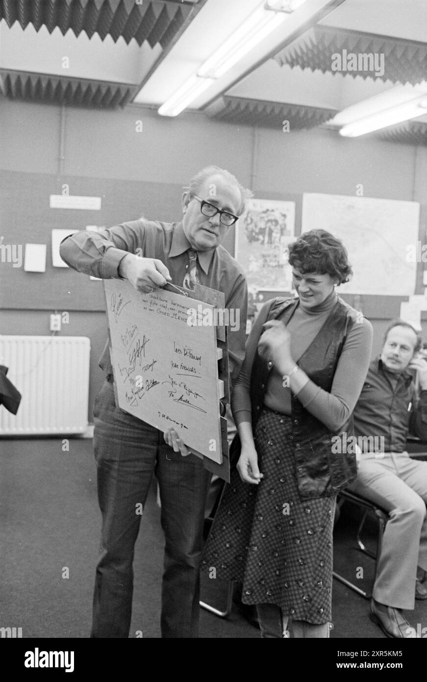 Adieu Mr. Wetzelaar sur IJmuider courant, People Newspaper and magazines, 03-12-1976, Whizgle Dutch News : images historiques adaptées pour l'avenir. Explorez le passé néerlandais avec des perspectives modernes grâce à des images d'agences néerlandaises. Concilier les événements d'hier avec les perspectives de demain. Embarquez pour un voyage intemporel avec des histoires qui façonnent notre avenir. Banque D'Images