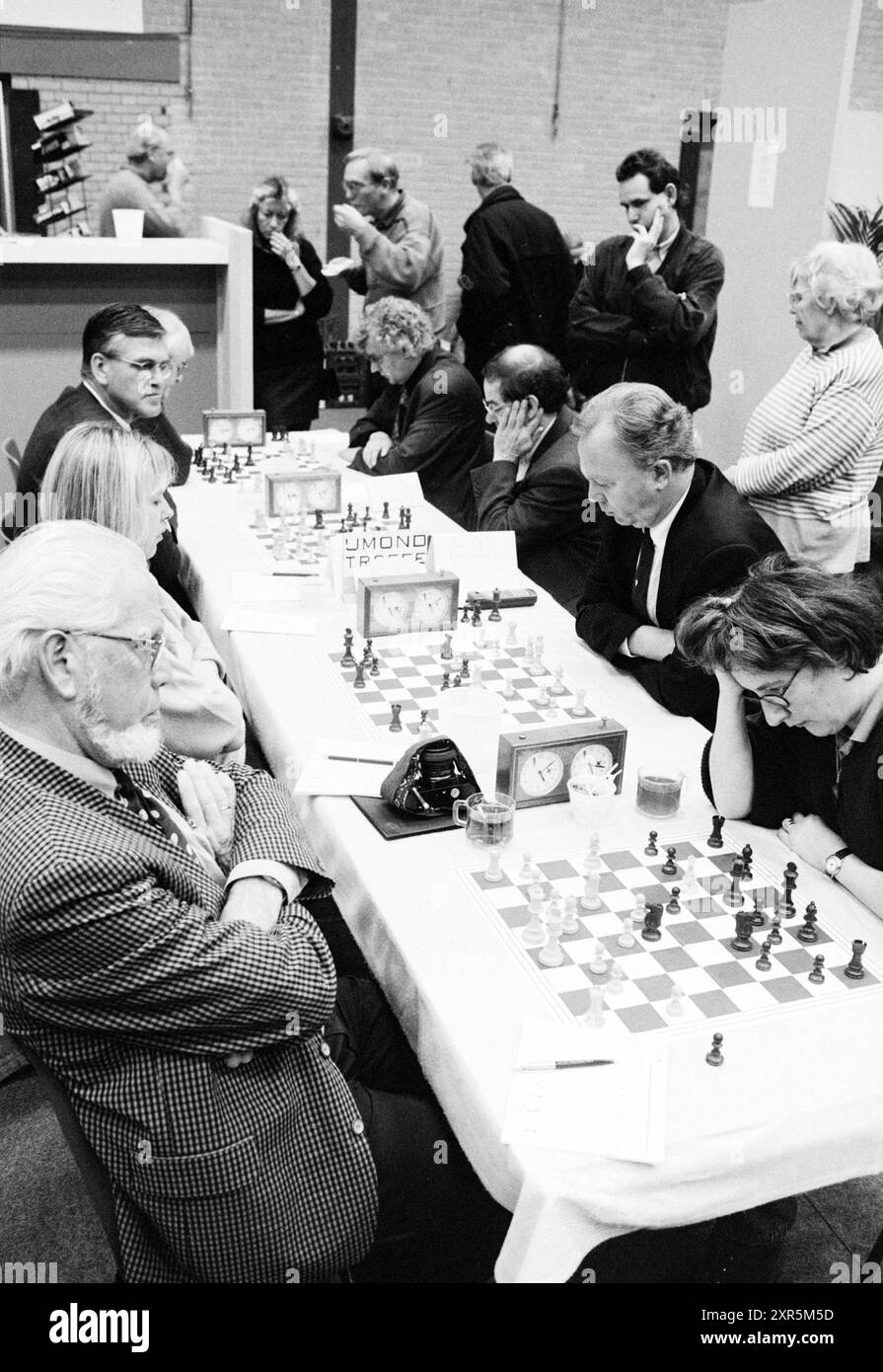 Tournoi d'échecs Hoogovens, trophée IJmond, échecs., 14-01-1995, Whizgle Dutch News : images historiques adaptées pour l'avenir. Explorez le passé néerlandais avec des perspectives modernes grâce à des images d'agences néerlandaises. Concilier les événements d'hier avec les perspectives de demain. Embarquez pour un voyage intemporel avec des histoires qui façonnent notre avenir. Banque D'Images