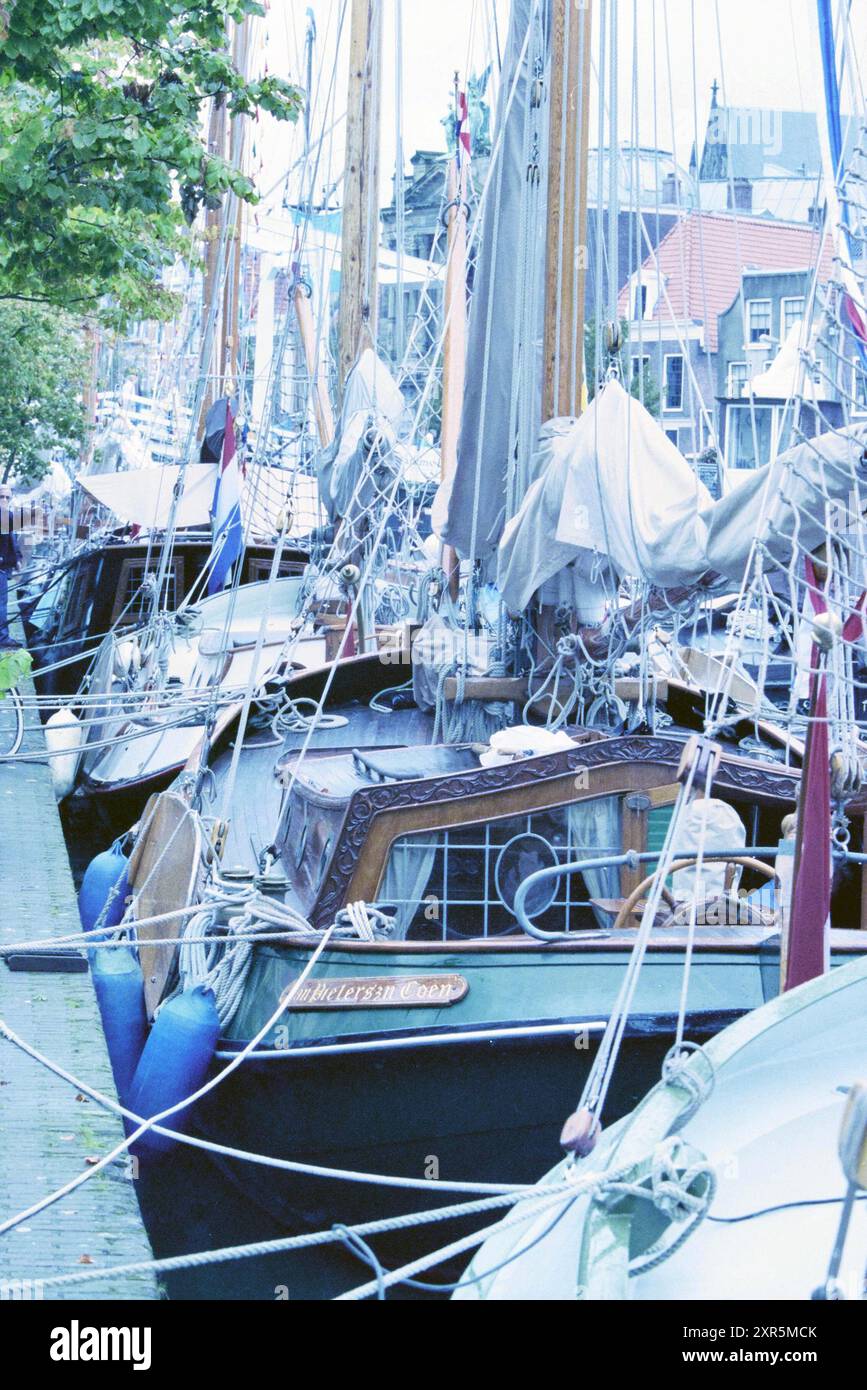 Journées de voile, ambiance le long de Spaarne, 04-09-1998, Whizgle Dutch News : images historiques sur mesure pour l'avenir. Explorez le passé néerlandais avec des perspectives modernes grâce à des images d'agences néerlandaises. Concilier les événements d'hier avec les perspectives de demain. Embarquez pour un voyage intemporel avec des histoires qui façonnent notre avenir. Banque D'Images