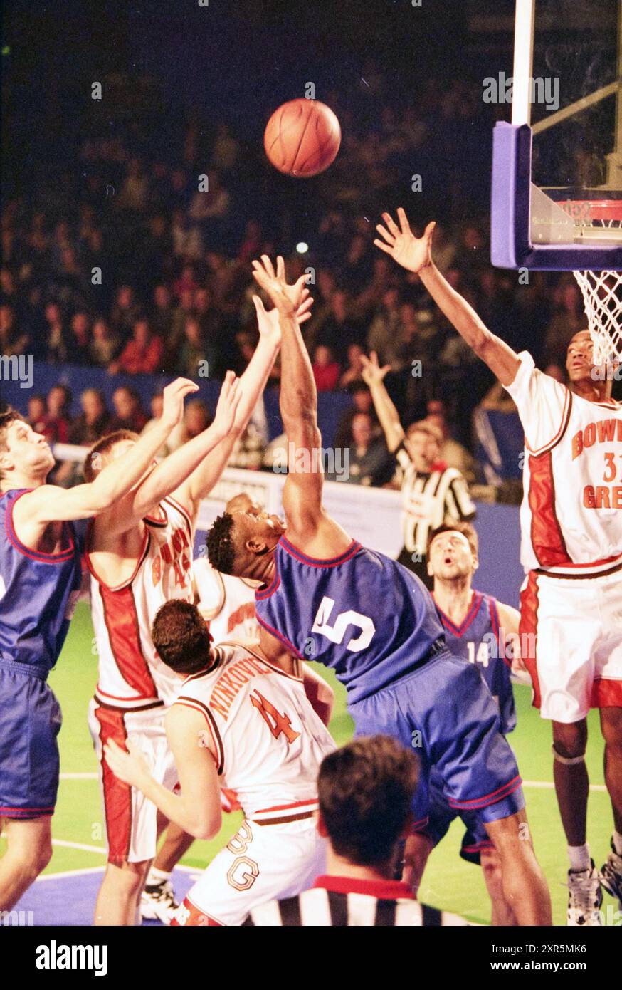 Match de basket-ball, Whizgle Dutch News : des images historiques conçues pour l'avenir. Explorez le passé néerlandais avec des perspectives modernes grâce à des images d'agences néerlandaises. Concilier les événements d'hier avec les perspectives de demain. Embarquez pour un voyage intemporel avec des histoires qui façonnent notre avenir. Banque D'Images