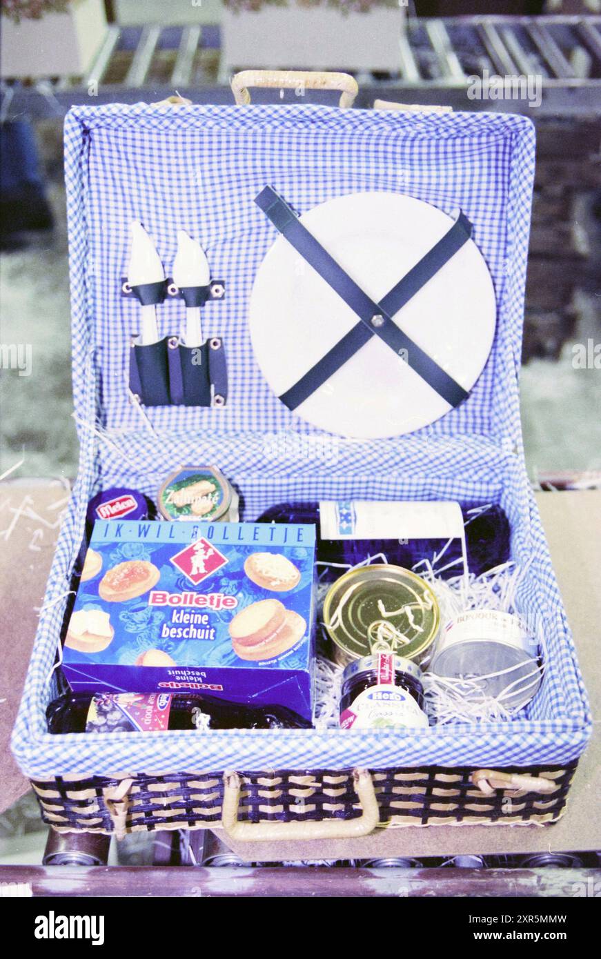 Emballage de paquets de Noël, Bijenkorf, 04-12-1996, Whizgle Dutch News : images historiques sur mesure pour l'avenir. Explorez le passé néerlandais avec des perspectives modernes grâce à des images d'agences néerlandaises. Concilier les événements d'hier avec les perspectives de demain. Embarquez pour un voyage intemporel avec des histoires qui façonnent notre avenir. Banque D'Images Emballage de paquets de Noël, Bijenkorf, 04-12-1996, Whizgle Dutch News : images historiques sur mesure pour l'avenir. Explorez le passé néerlandais avec des perspectives modernes grâce à des images d'agences néerlandaises. Concilier les événements d'hier avec les perspectives de demain. Embarquez pour un voyage intemporel avec des histoires qui façonnent notre avenir. Banque D'Images