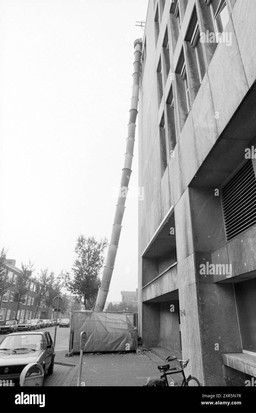 Chute d'ordures au bureau de poste d'IJmuiden, PTT, services postaux, poste de la ville, travaux, IJmuiden, pays-Bas, 13-09-1984, Whizgle Dutch News : des images historiques sur mesure pour l'avenir. Explorez le passé néerlandais avec des perspectives modernes grâce à des images d'agences néerlandaises. Concilier les événements d'hier avec les perspectives de demain. Embarquez pour un voyage intemporel avec des histoires qui façonnent notre avenir. Banque D'Images