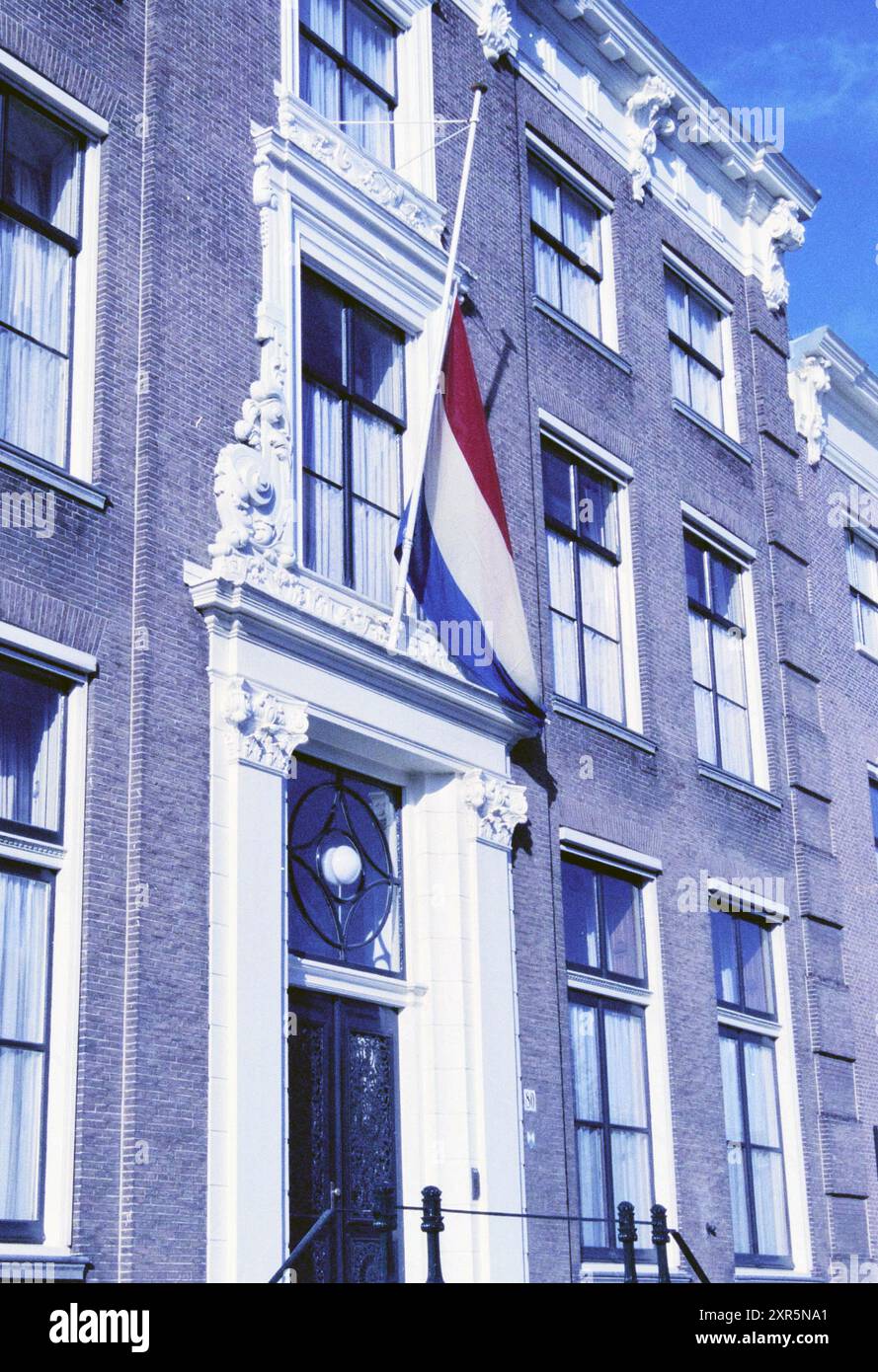Drapeau en Berne, cathédrale, 11-09-1998, Whizgle Dutch News : images historiques sur mesure pour l'avenir. Explorez le passé néerlandais avec des perspectives modernes grâce à des images d'agences néerlandaises. Concilier les événements d'hier avec les perspectives de demain. Embarquez pour un voyage intemporel avec des histoires qui façonnent notre avenir. Banque D'Images