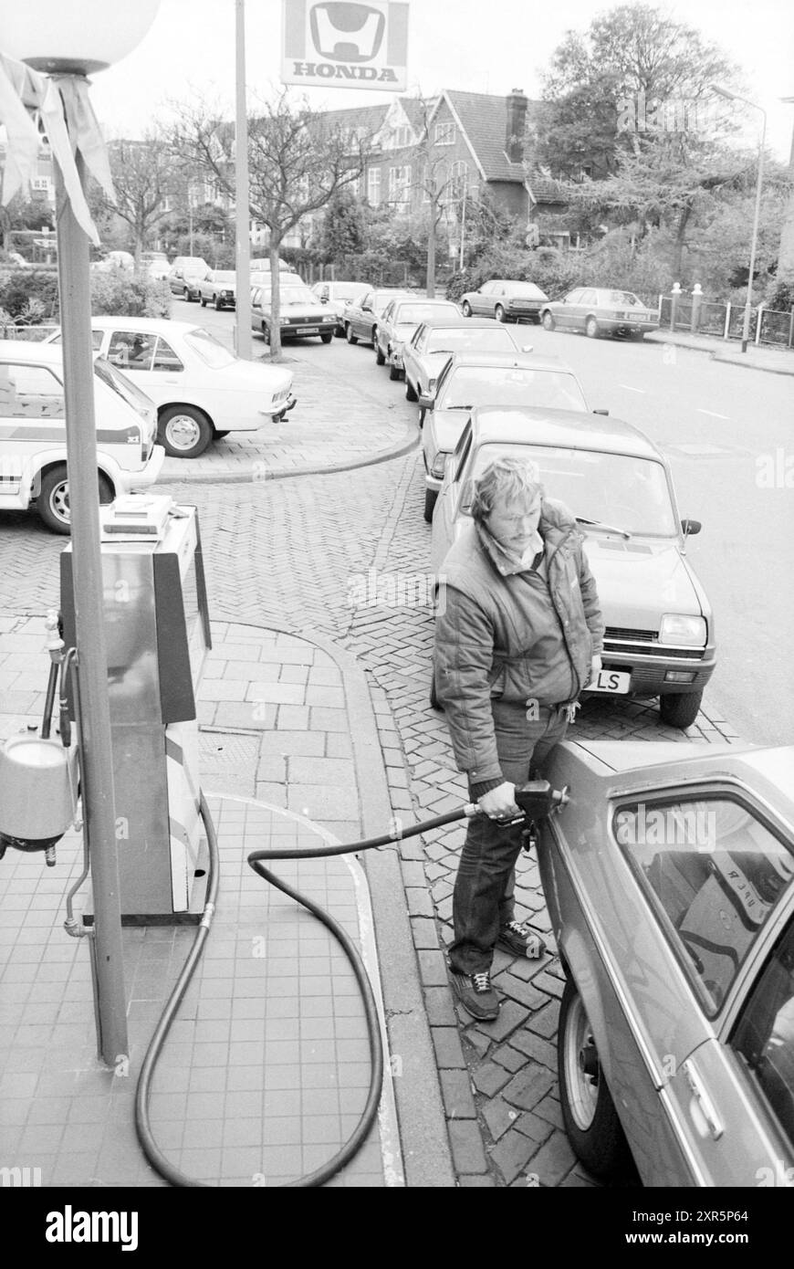 Longue file de voitures attendant devant la station-service, 00-00-1986, Whizgle Dutch News : images historiques sur mesure pour l'avenir. Explorez le passé néerlandais avec des perspectives modernes grâce à des images d'agences néerlandaises. Concilier les événements d'hier avec les perspectives de demain. Embarquez pour un voyage intemporel avec des histoires qui façonnent notre avenir. Banque D'Images