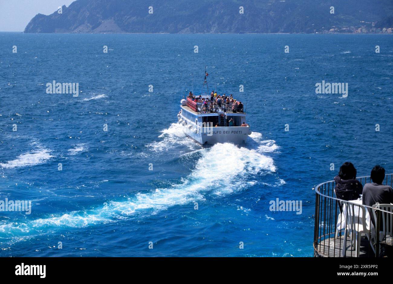 Ferry de passagers, Village de Vernazza, Cinque Terre, Italie Banque D'Images