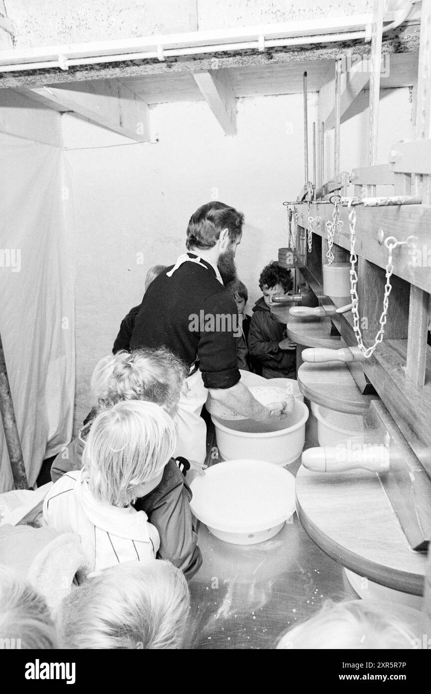 Projet éducatif Haarlemmermeer (classe dans la fromagerie), Haarlemmermeer, 28-10-1980, Whizgle Dutch News : images historiques adaptées pour l'avenir. Explorez le passé néerlandais avec des perspectives modernes grâce à des images d'agences néerlandaises. Concilier les événements d'hier avec les perspectives de demain. Embarquez pour un voyage intemporel avec des histoires qui façonnent notre avenir. Banque D'Images