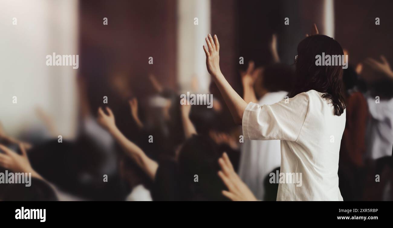 Chrétiens passionnés avec les mains levées dans la prière, le Saint-esprit rempli le culte et le cadre de l'église Banque D'Images