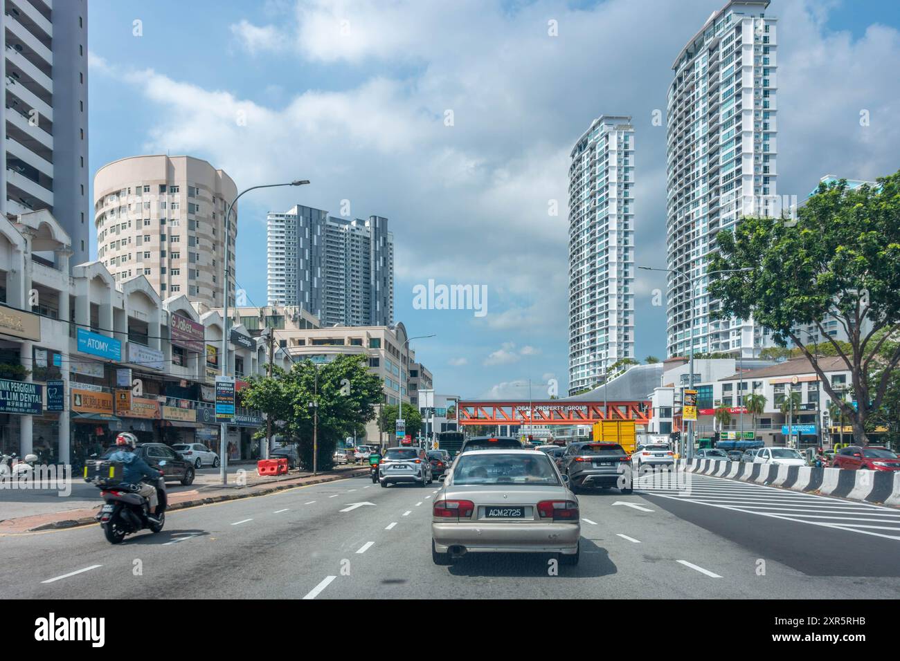 Une perspective des passagers avant, conduisant dans les rues de George Town à Penang, Malaisie Banque D'Images