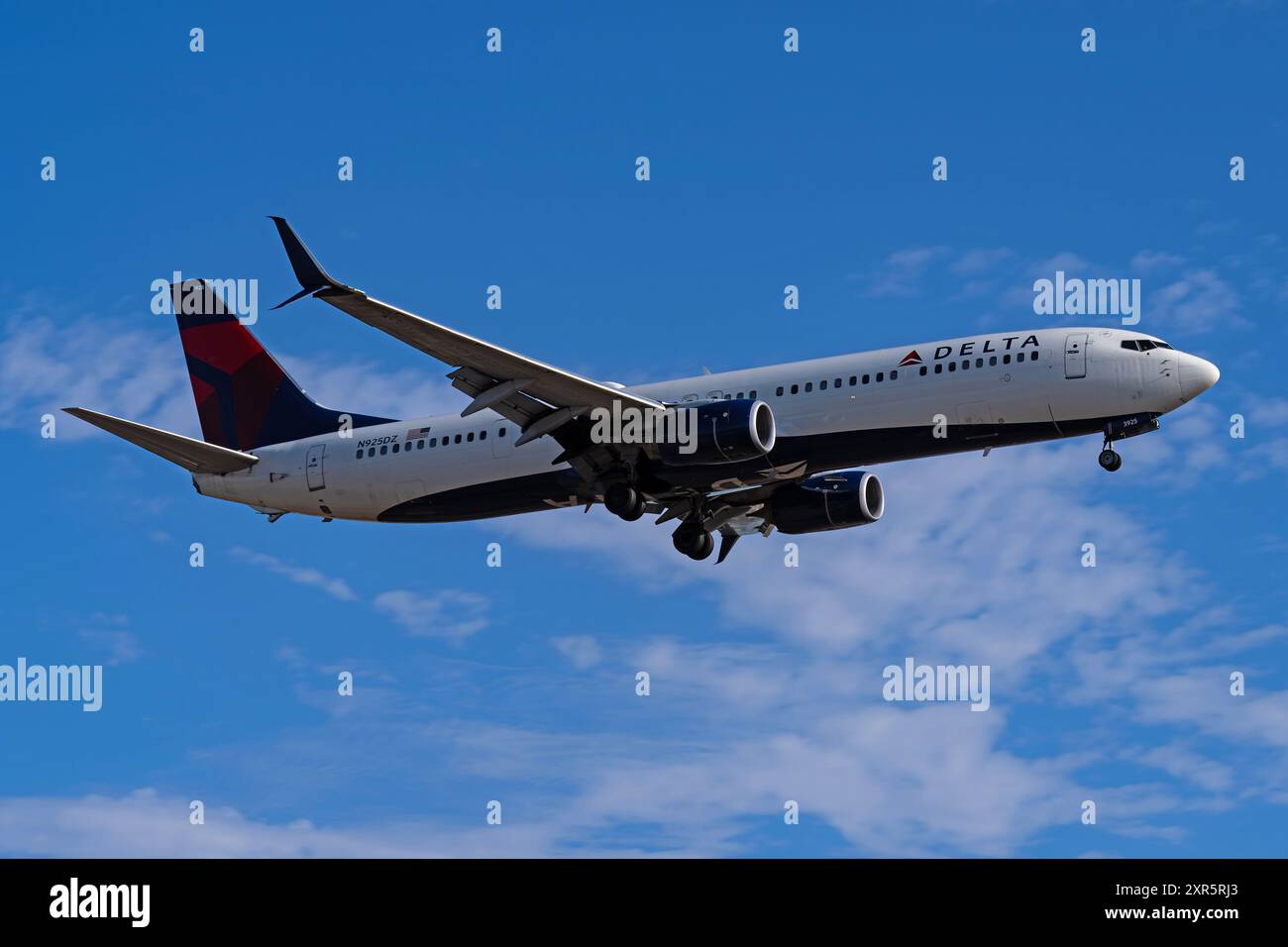 Aéroport international de Sky Harbor 8-4-24 Phoenix, AZ USA Delta AirlinesBoeing 737-900ER N925DZ arrivée en 8 à l'aéroport international de Sky Harbor Banque D'Images