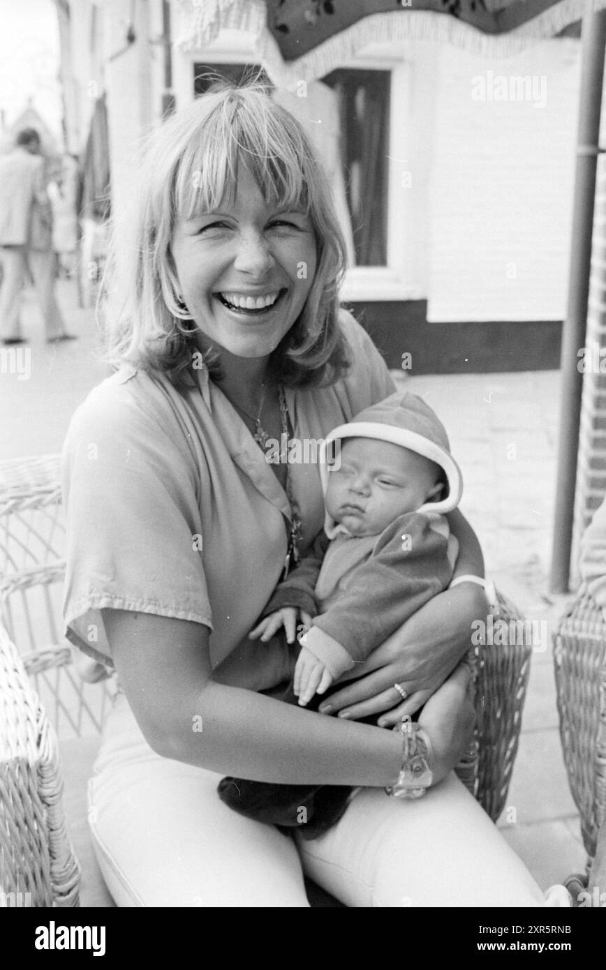 Rire du jour femme + bébé et Janine Muys au Camel club. Zandvoort, personnes, 11-08-1978, Whizgle Dutch News : images historiques sur mesure pour l'avenir. Explorez le passé néerlandais avec des perspectives modernes grâce à des images d'agences néerlandaises. Concilier les événements d'hier avec les perspectives de demain. Embarquez pour un voyage intemporel avec des histoires qui façonnent notre avenir. Banque D'Images