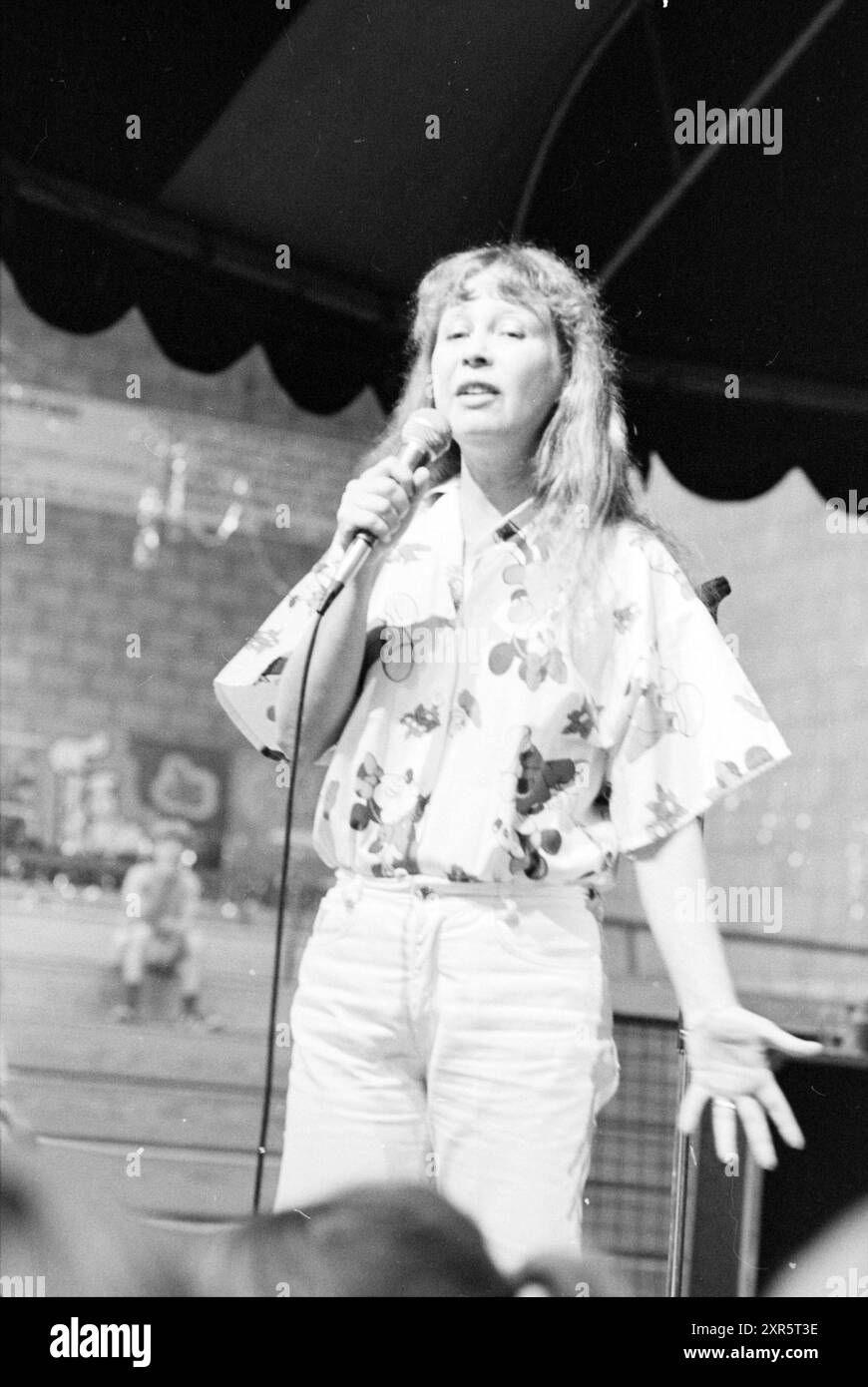 Stuif Haarlem avec Wieteke van dort, Stuif Stuif, Haarlem, pays-Bas, 24-08-1984, Whizgle Dutch News : des images historiques sur mesure pour l'avenir. Explorez le passé néerlandais avec des perspectives modernes grâce à des images d'agences néerlandaises. Concilier les événements d'hier avec les perspectives de demain. Embarquez pour un voyage intemporel avec des histoires qui façonnent notre avenir. Banque D'Images