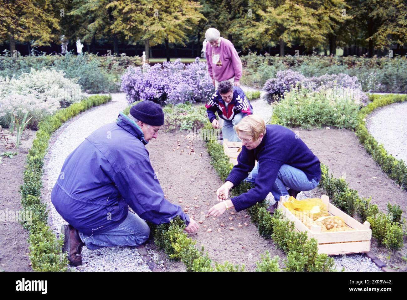 Planter des bulbes, Beeckestijn, 22-10-1997, Whizgle Dutch News : des images historiques sur mesure pour l'avenir. Explorez le passé néerlandais avec des perspectives modernes grâce à des images d'agences néerlandaises. Concilier les événements d'hier avec les perspectives de demain. Embarquez pour un voyage intemporel avec des histoires qui façonnent notre avenir. Banque D'Images