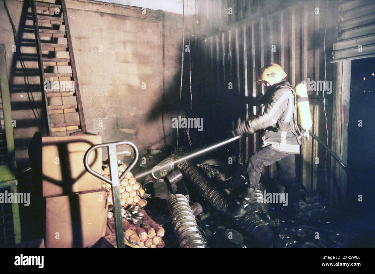 Stockage incendie Westerduinweg, IJmuiden, IJmuiden, Westerduinweg, pays-Bas, 12-04-1996, Whizgle Dutch News : des images historiques sur mesure pour l'avenir. Explorez le passé néerlandais avec des perspectives modernes grâce à des images d'agences néerlandaises. Concilier les événements d'hier avec les perspectives de demain. Embarquez pour un voyage intemporel avec des histoires qui façonnent notre avenir. Banque D'Images Stockage incendie Westerduinweg, IJmuiden, IJmuiden, Westerduinweg, pays-Bas, 12-04-1996, Whizgle Dutch News : des images historiques sur mesure pour l'avenir. Explorez le passé néerlandais avec des perspectives modernes grâce à des images d'agences néerlandaises. Concilier les événements d'hier avec les perspectives de demain. Embarquez pour un voyage intemporel avec des histoires qui façonnent notre avenir. Banque D'Images