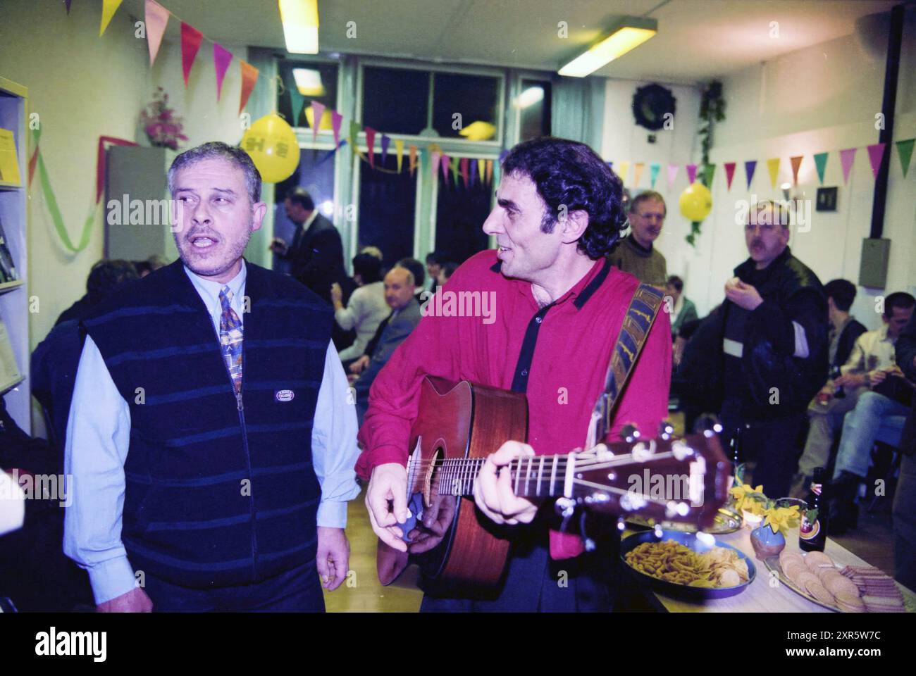 Chanteuse et guitariste, Whizgle Dutch News : images historiques adaptées à l'avenir. Explorez le passé néerlandais avec des perspectives modernes grâce à des images d'agences néerlandaises. Concilier les événements d'hier avec les perspectives de demain. Embarquez pour un voyage intemporel avec des histoires qui façonnent notre avenir. Banque D'Images