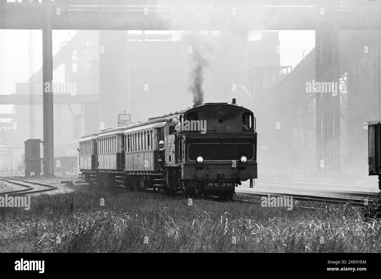 Excursion en train à vapeur avec la locomotive 'Tom' sur la piste de Hoogovens, 00-00-1982, Whizgle Dutch News : images historiques sur mesure pour l'avenir. Explorez le passé néerlandais avec des perspectives modernes grâce à des images d'agences néerlandaises. Concilier les événements d'hier avec les perspectives de demain. Embarquez pour un voyage intemporel avec des histoires qui façonnent notre avenir. Banque D'Images