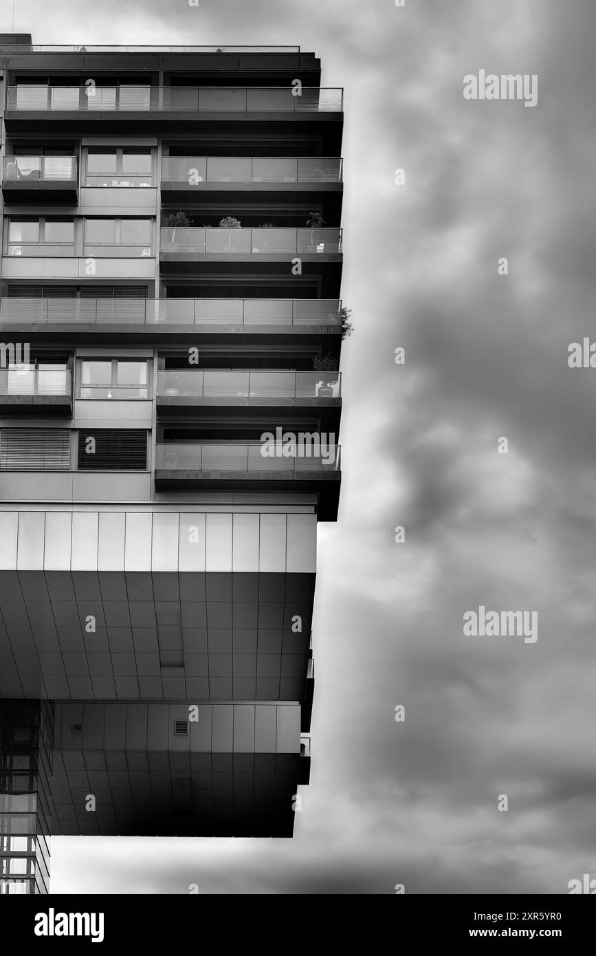 Détail d'un immeuble résidentiel, Kranhaus au Rheinauhafen à Cologne en Allemagne en noir et blanc Banque D'Images