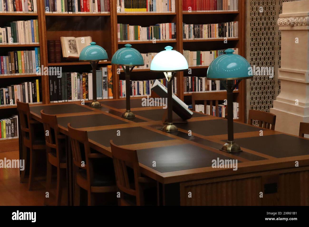 An interial view of Sanyapo Library, a French-style learning facility built and operated by Huawei inside its Songshanhu campus in Dongguan in south China's Guangdong province Thursday, Aug. 08, 2024. (FeatureChina via AP Images) Banque D'Images