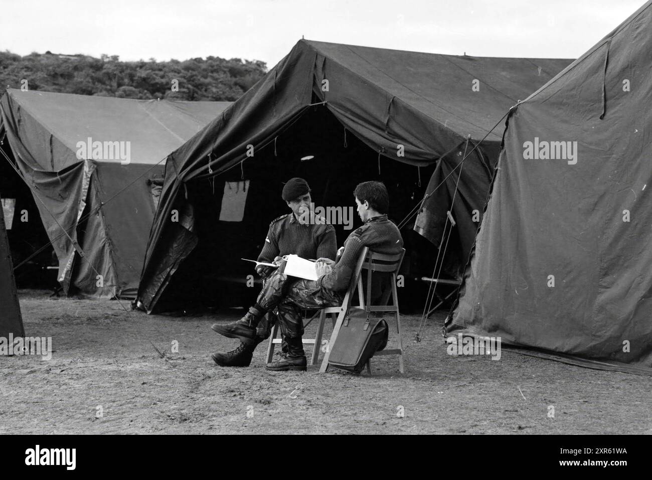 Exercice militaire dans le paysage des dunes, Whizgle Dutch News : images historiques adaptées pour l'avenir. Explorez le passé néerlandais avec des perspectives modernes grâce à des images d'agences néerlandaises. Concilier les événements d'hier avec les perspectives de demain. Embarquez pour un voyage intemporel avec des histoires qui façonnent notre avenir. Banque D'Images