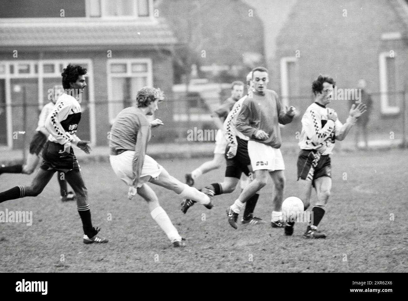 Football, Yellow-White - TYBB, Hoofddorp, pays-Bas, 08-12-1990, Whizgle Dutch News : des images historiques sur mesure pour l'avenir. Explorez le passé néerlandais avec des perspectives modernes grâce à des images d'agences néerlandaises. Concilier les événements d'hier avec les perspectives de demain. Embarquez pour un voyage intemporel avec des histoires qui façonnent notre avenir. Banque D'Images