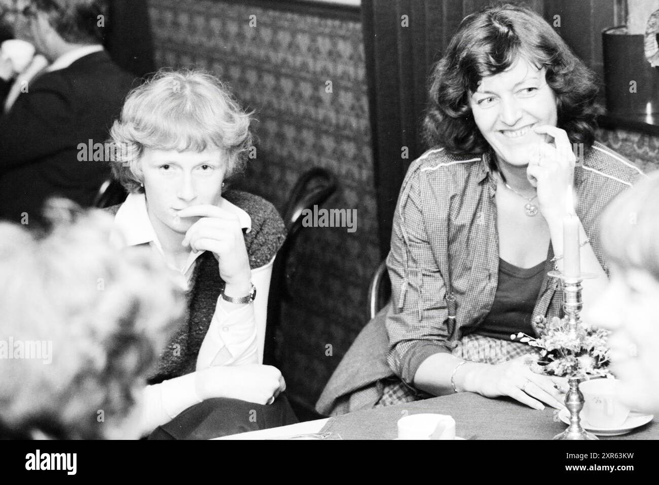 Diverses personnes en conversation, 07-05-1979, Whizgle Dutch News : des images historiques sur mesure pour l'avenir. Explorez le passé néerlandais avec des perspectives modernes grâce à des images d'agences néerlandaises. Concilier les événements d'hier avec les perspectives de demain. Embarquez pour un voyage intemporel avec des histoires qui façonnent notre avenir. Banque D'Images