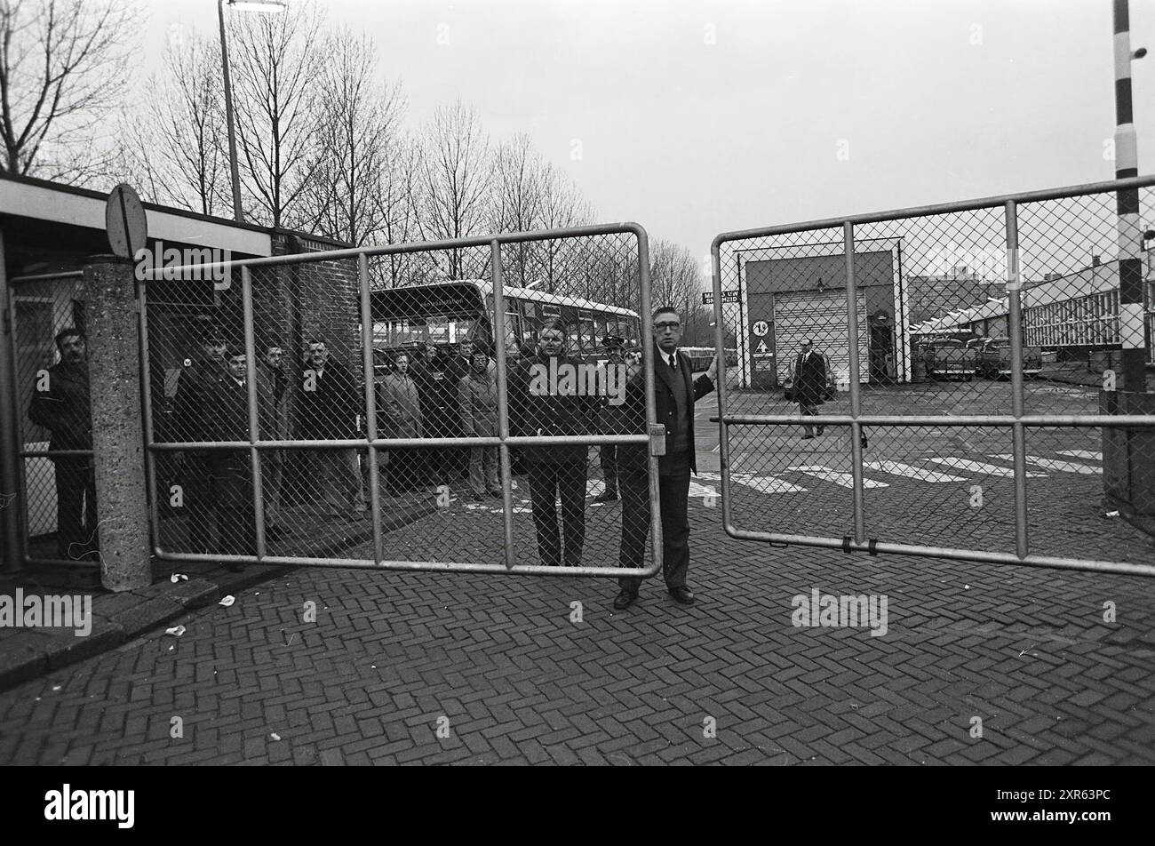 G.V.B. Strike Amsterdam, Strikes, 27-11-1974, Whizgle Dutch News : des images historiques sur mesure pour l'avenir. Explorez le passé néerlandais avec des perspectives modernes grâce à des images d'agences néerlandaises. Concilier les événements d'hier avec les perspectives de demain. Embarquez pour un voyage intemporel avec des histoires qui façonnent notre avenir. Banque D'Images
