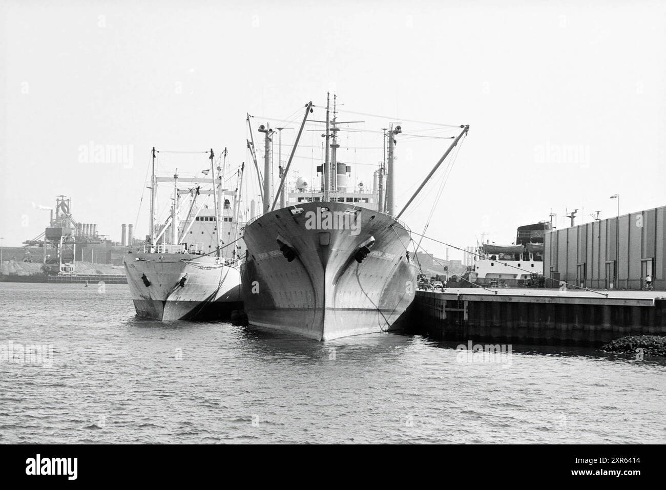 Deux navires amarrés dans le port d'IJmuiden, IJmuiden, pays-Bas, 28-05-1992, Whizgle Dutch News : des images historiques sur mesure pour l'avenir. Explorez le passé néerlandais avec des perspectives modernes grâce à des images d'agences néerlandaises. Concilier les événements d'hier avec les perspectives de demain. Embarquez pour un voyage intemporel avec des histoires qui façonnent notre avenir. Banque D'Images