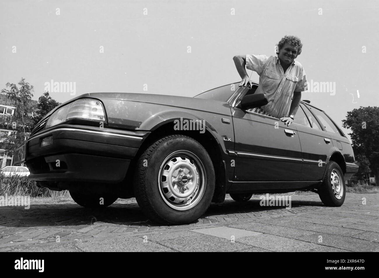 Jos Tromp + Mazda (2 CV), 13-08-1990, Whizgle Dutch News : images historiques sur mesure pour l'avenir. Explorez le passé néerlandais avec des perspectives modernes grâce à des images d'agences néerlandaises. Concilier les événements d'hier avec les perspectives de demain. Embarquez pour un voyage intemporel avec des histoires qui façonnent notre avenir. Banque D'Images