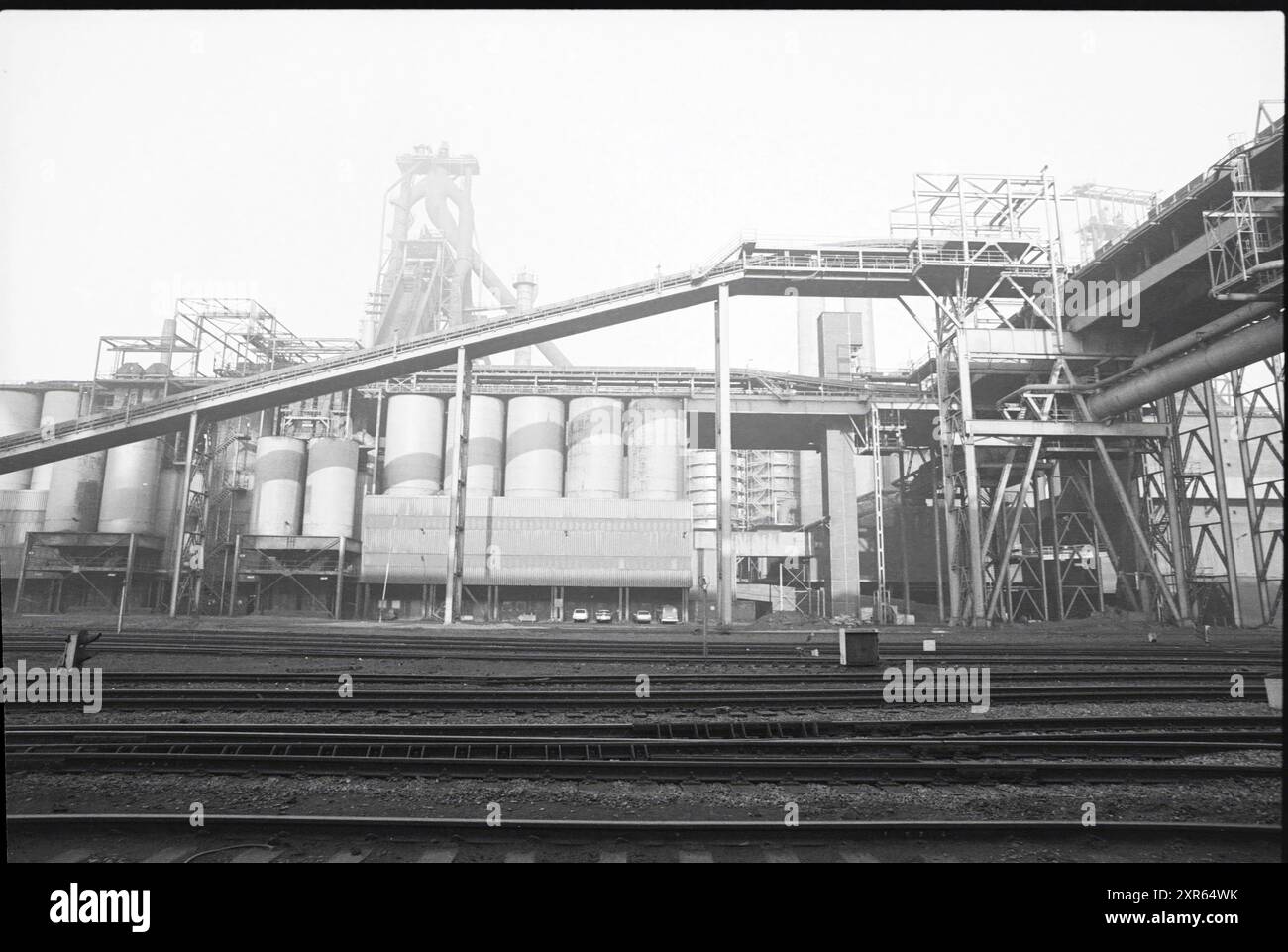 Hauts fourneaux - photos d'archives, hauts fourneaux, 18-01-1982, Whizgle Dutch News : images historiques sur mesure pour l'avenir. Explorez le passé néerlandais avec des perspectives modernes grâce à des images d'agences néerlandaises. Concilier les événements d'hier avec les perspectives de demain. Embarquez pour un voyage intemporel avec des histoires qui façonnent notre avenir. Banque D'Images