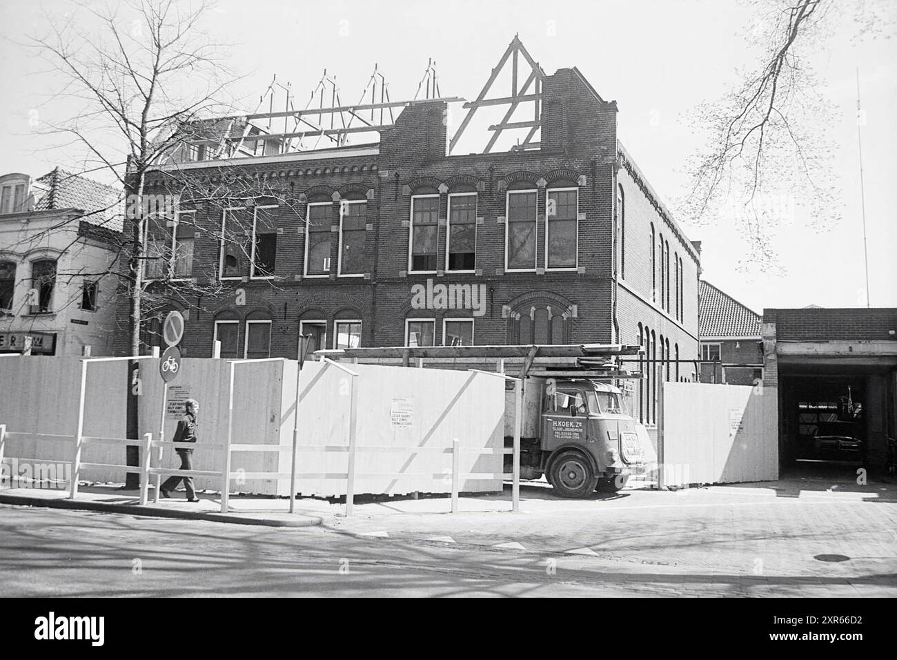 Démolition de divers bâtiments (écoles), 00-04-1972, Whizgle Dutch News : des images historiques sur mesure pour l'avenir. Explorez le passé néerlandais avec des perspectives modernes grâce à des images d'agences néerlandaises. Concilier les événements d'hier avec les perspectives de demain. Embarquez pour un voyage intemporel avec des histoires qui façonnent notre avenir. Banque D'Images