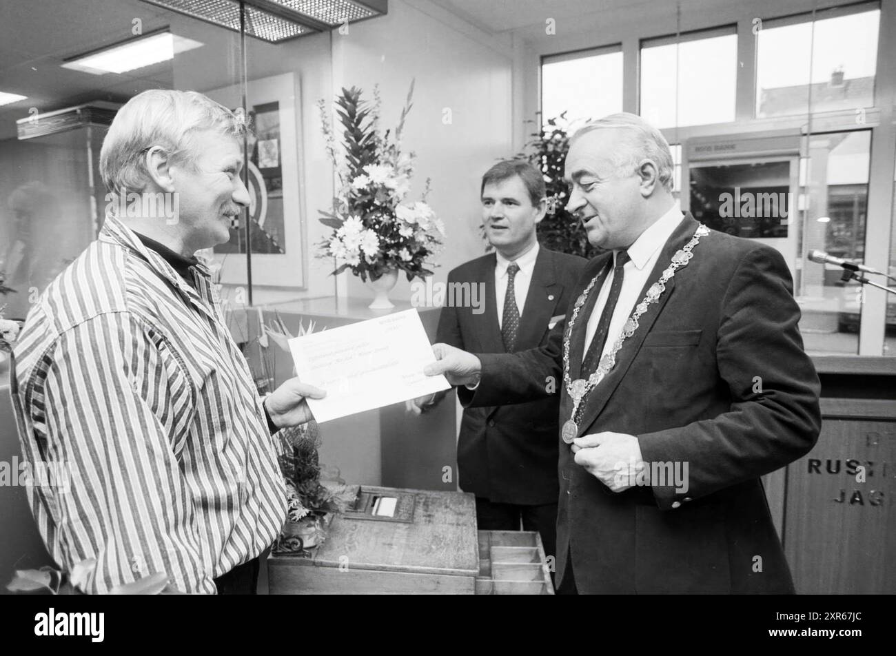 Présentation du chèque de 2 500 florins de la Banque NMB à Stichting Het Dak à Nieuw-Vennep, 12-01-1988, Whizgle Dutch News : images historiques adaptées à l'avenir. Explorez le passé néerlandais avec des perspectives modernes grâce à des images d'agences néerlandaises. Concilier les événements d'hier avec les perspectives de demain. Embarquez pour un voyage intemporel avec des histoires qui façonnent notre avenir. Banque D'Images